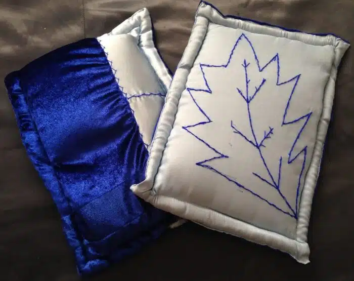 Cojines bordados hoja azul