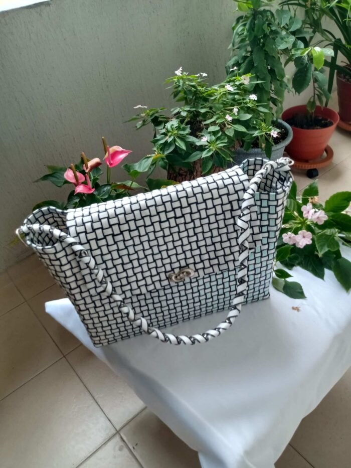 Cartera blanca con negro grande