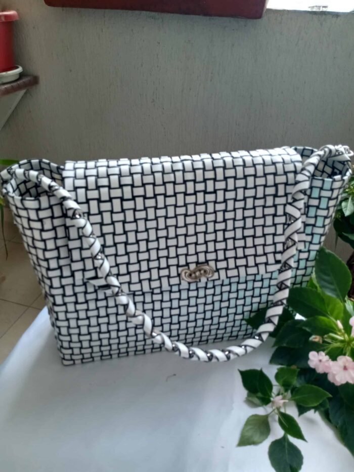 Cartera blanca con negro grande - Imagen 2