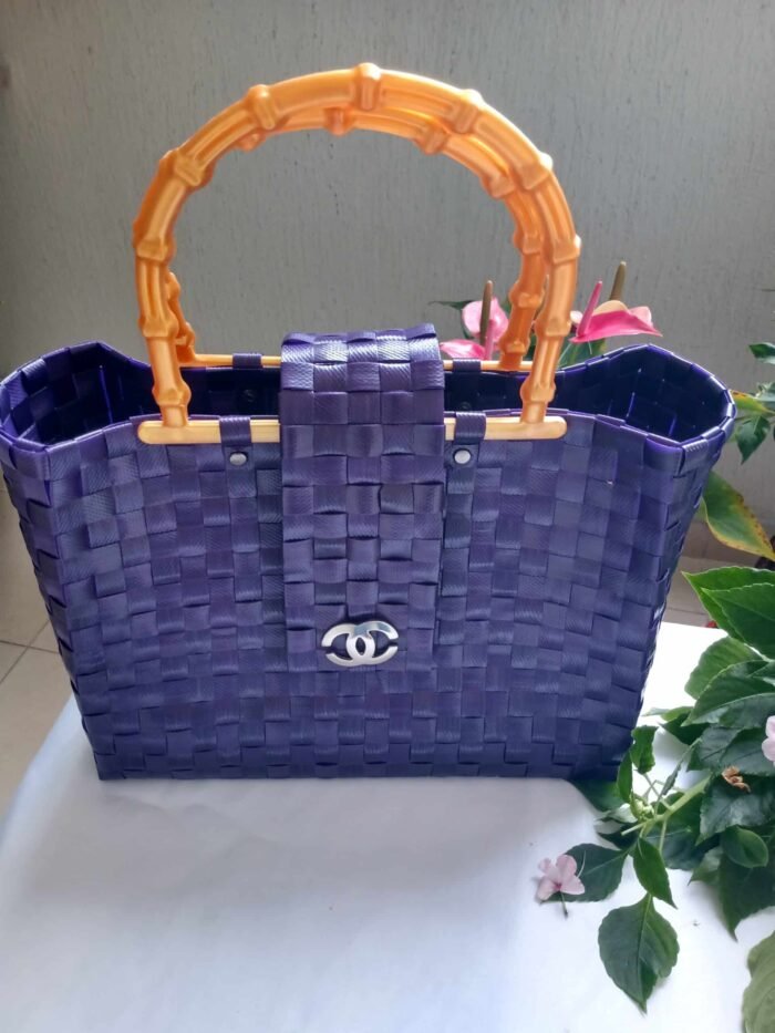 Cartera de mano dama morado manija ocra