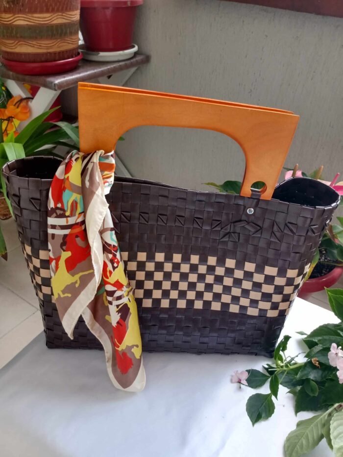 Cartera manija madera con pañoleta café con beis