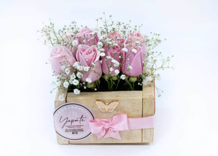 Arreglo rosas caja rustica