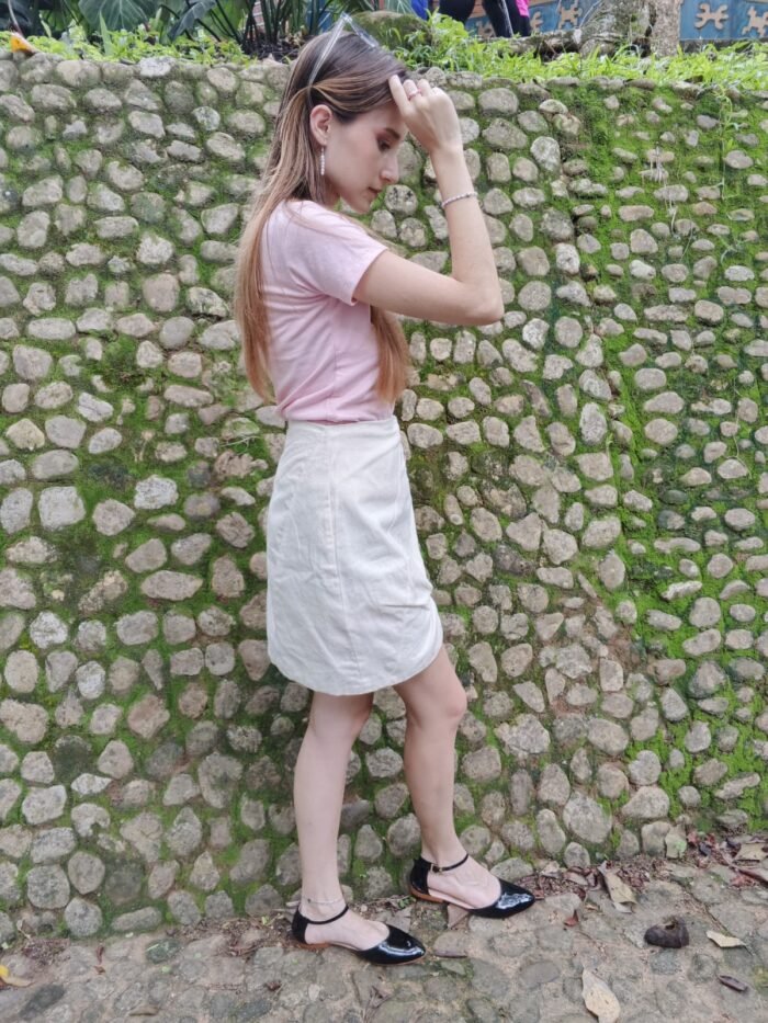 Falda Con Detalle de Arruche - Blusa Estampada - Imagen 3